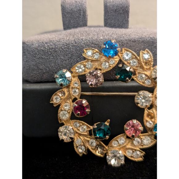 Eisenberg VTG Signed Multi Colored Rhinestone Wreath Brooch Pin Gold Tone - Picture 4 of 7